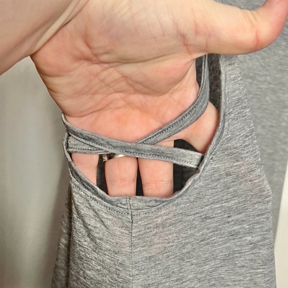 Gap Fit Breathe Air Criss-Cross Muscle Tank Size XL - Picture 4 of 8